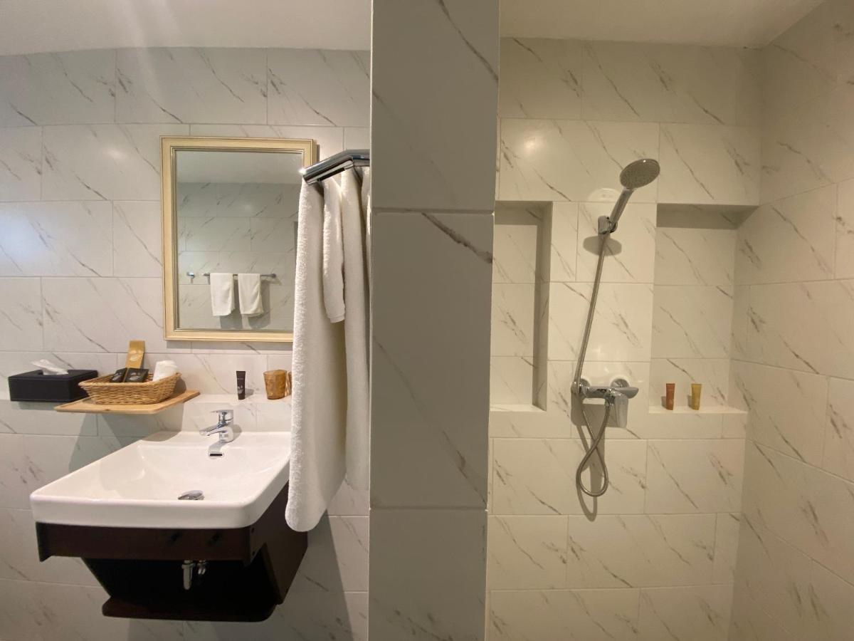 Le Petit Saint Tropez Hotel Khanom Buitenkant foto