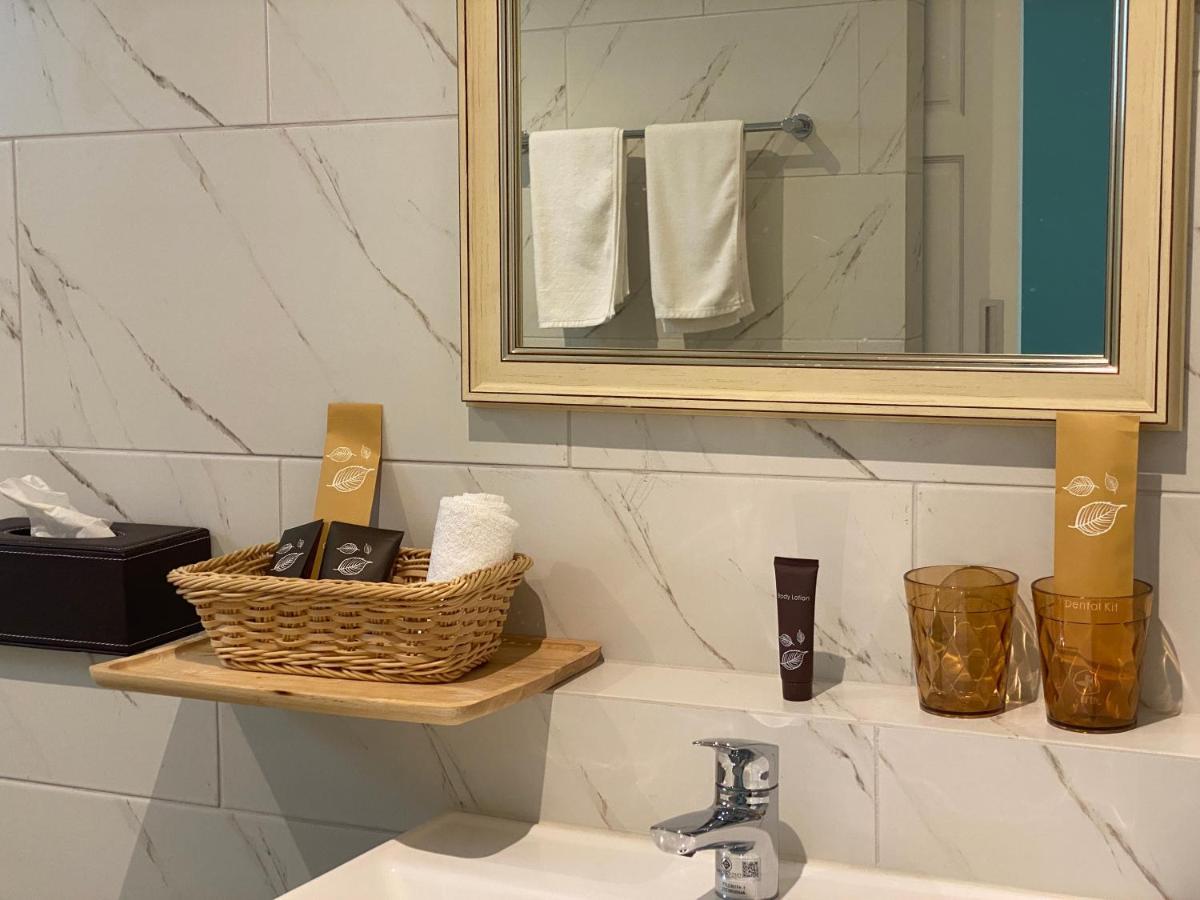 Le Petit Saint Tropez Hotel Khanom Buitenkant foto