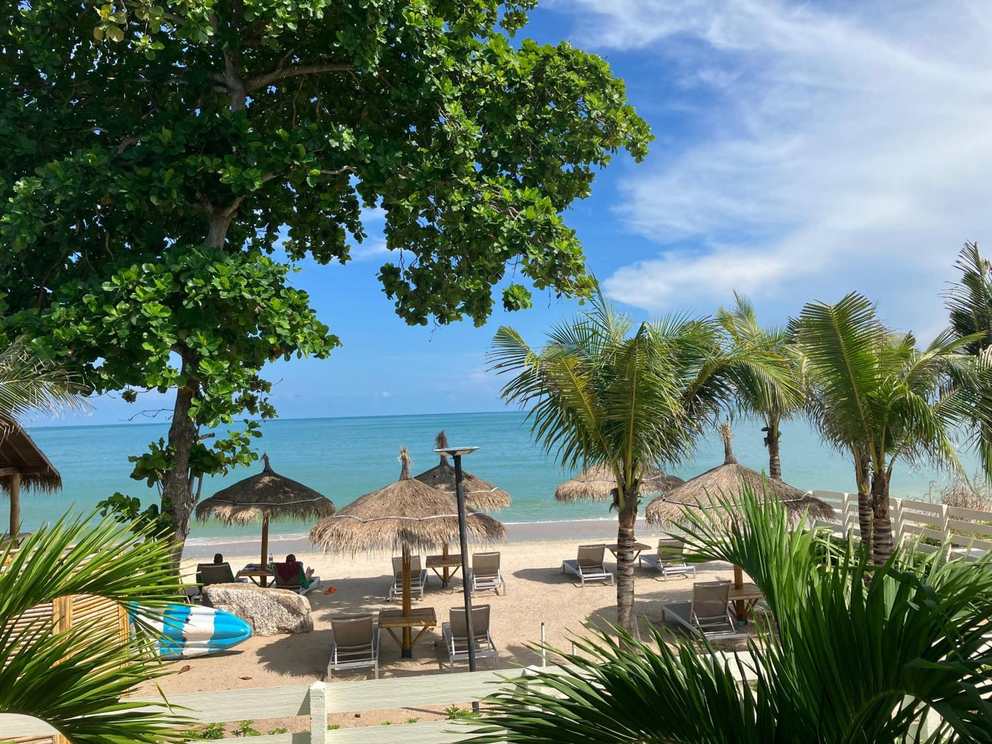 Le Petit Saint Tropez Hotel Khanom Buitenkant foto