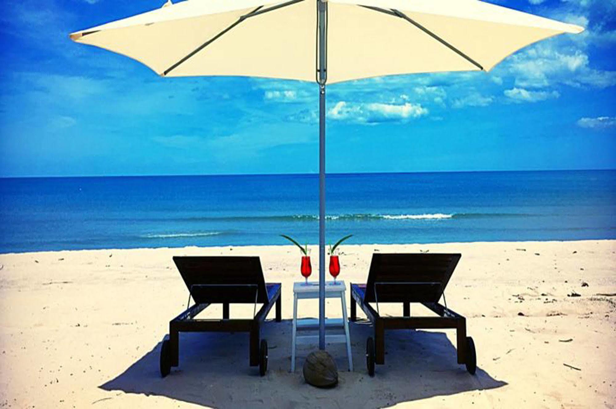 Le Petit Saint Tropez Hotel Khanom Buitenkant foto